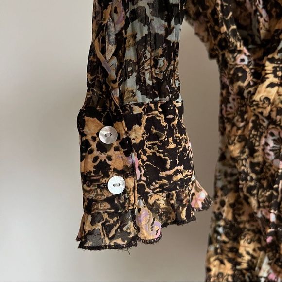 Le Caviar Printed Ruffle Button Up Blouse Size Large - Picture 4 of 7